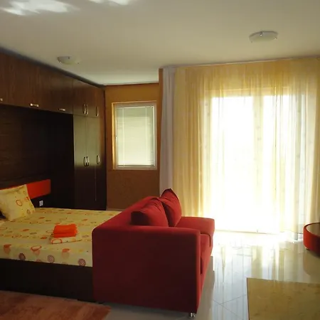 Domus Extra Апартамент *